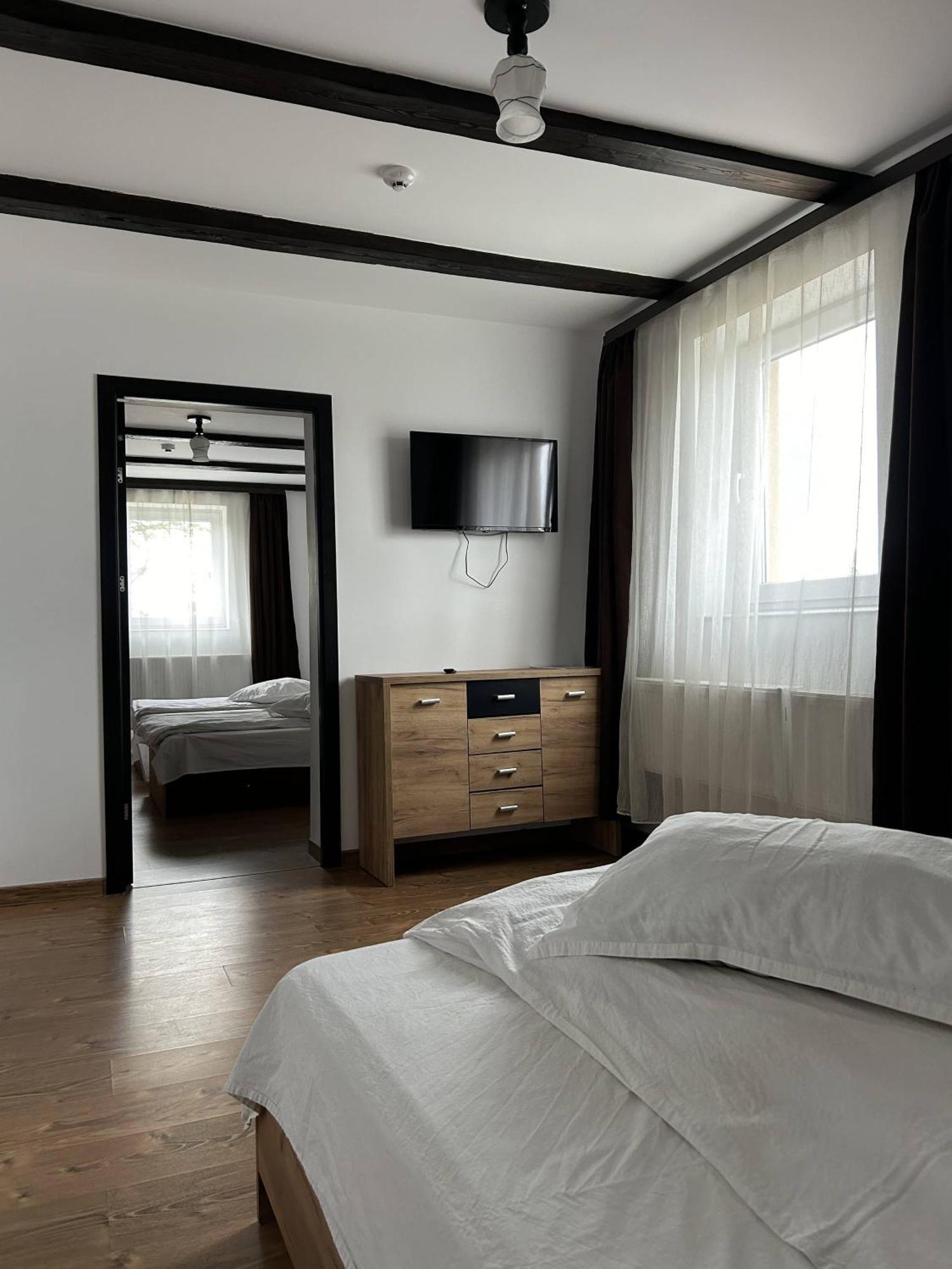 Hotel Intim Rădăuţi Esterno foto