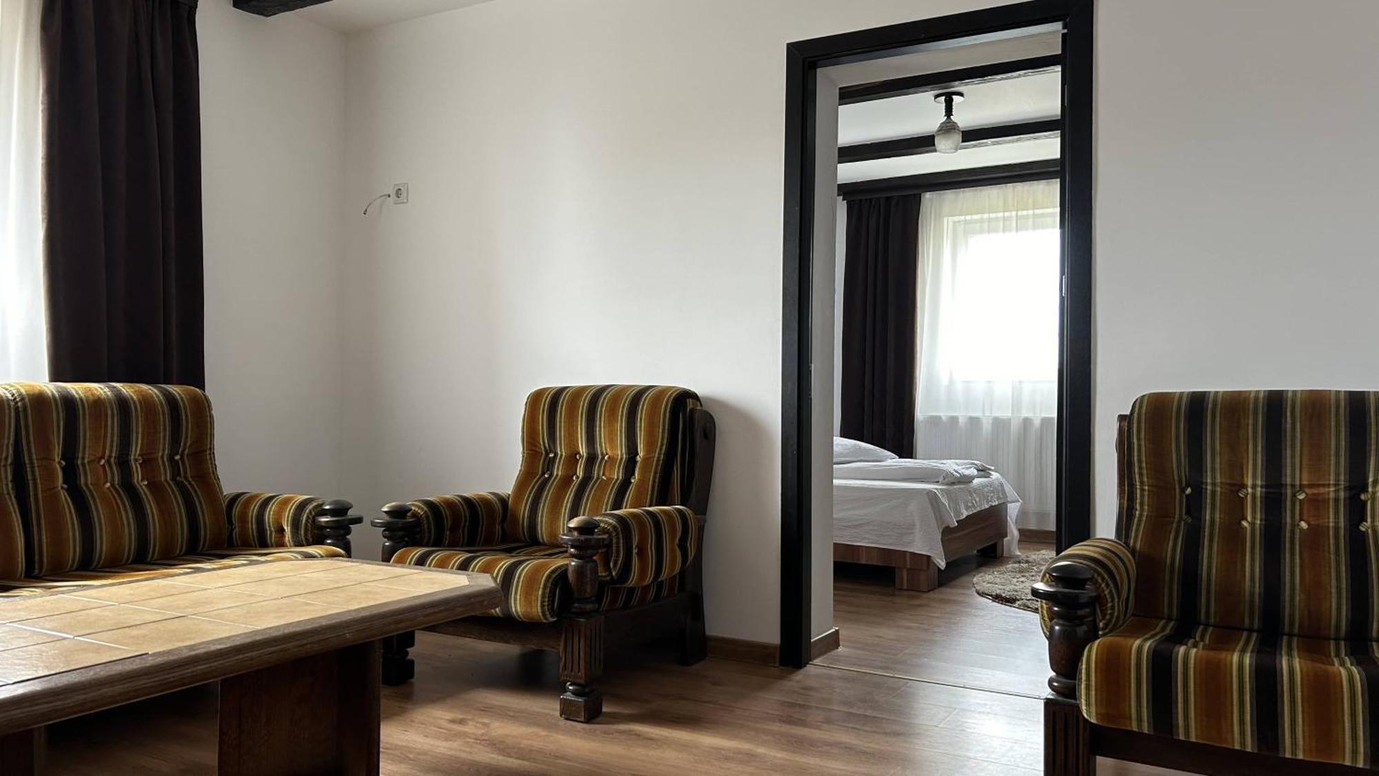 Hotel Intim Rădăuţi Esterno foto