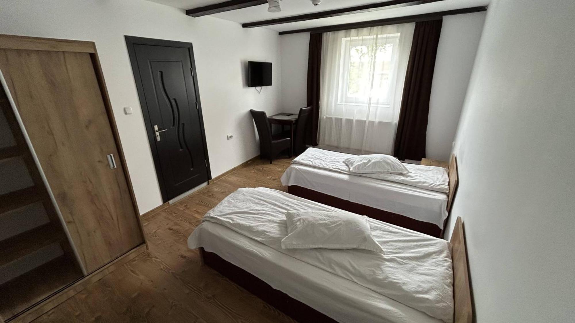 Hotel Intim Rădăuţi Esterno foto