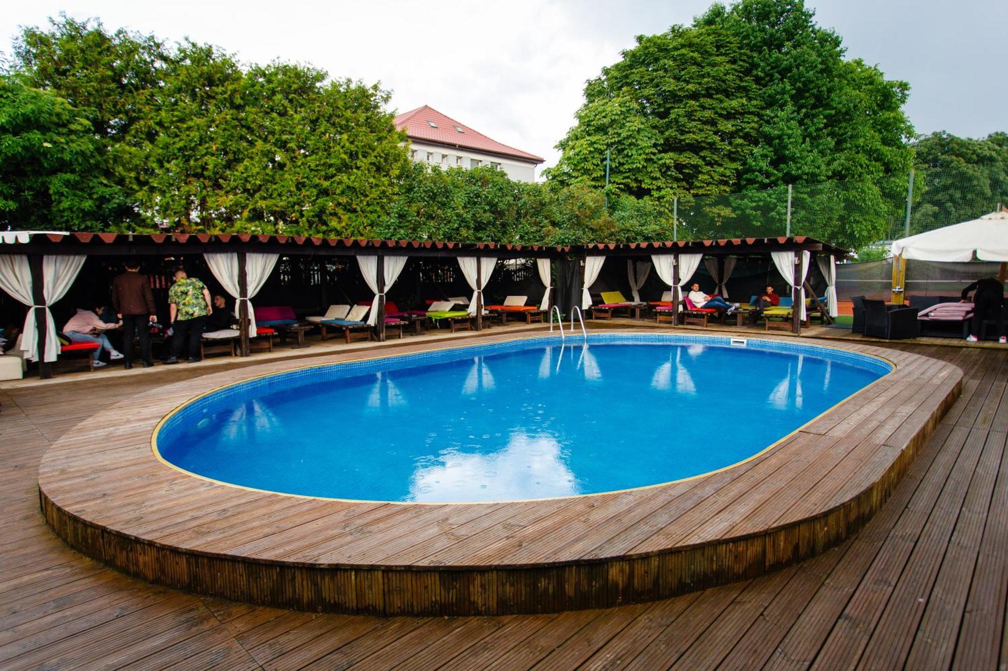 Hotel Intim Rădăuţi Esterno foto