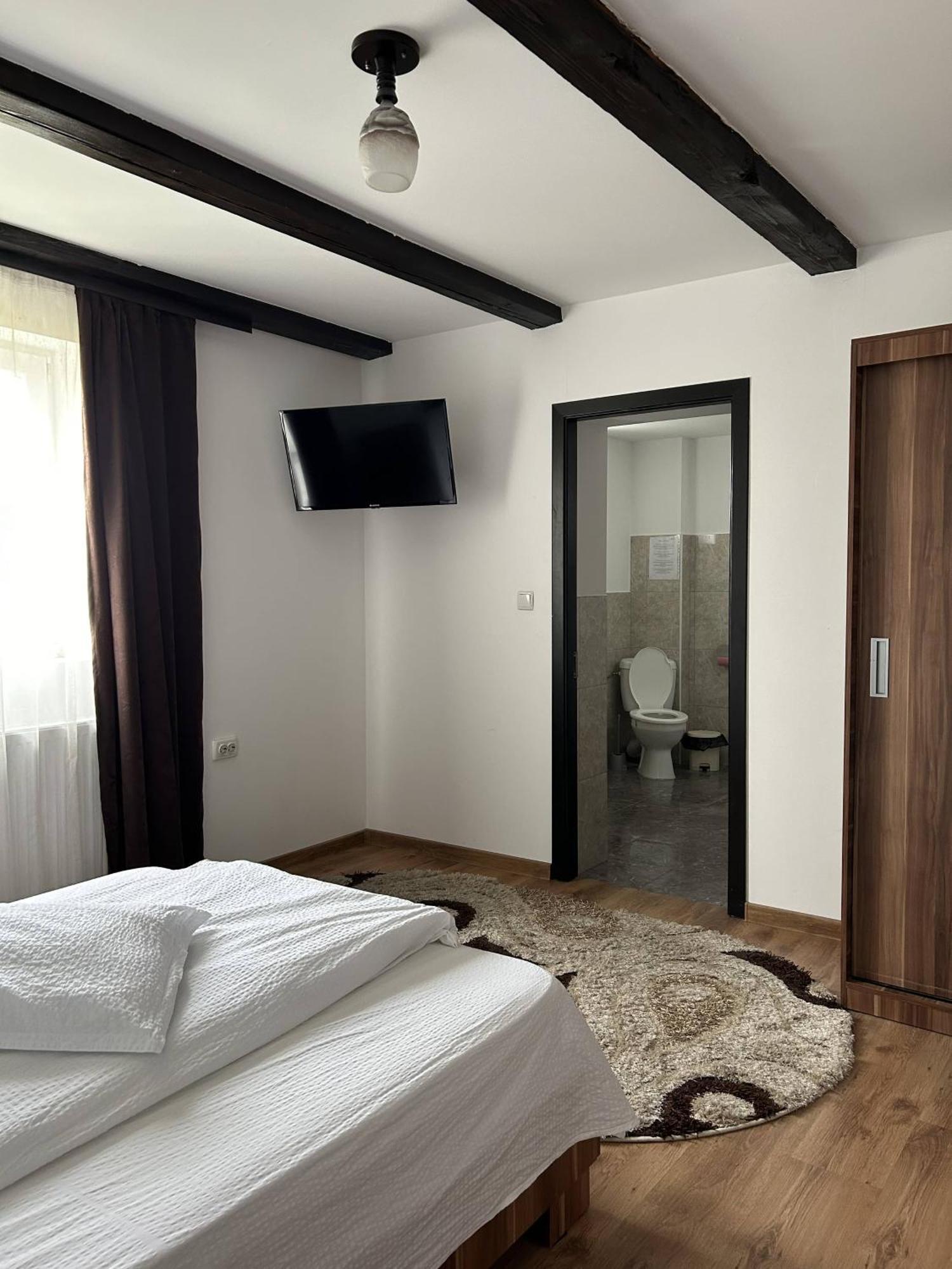 Hotel Intim Rădăuţi Esterno foto