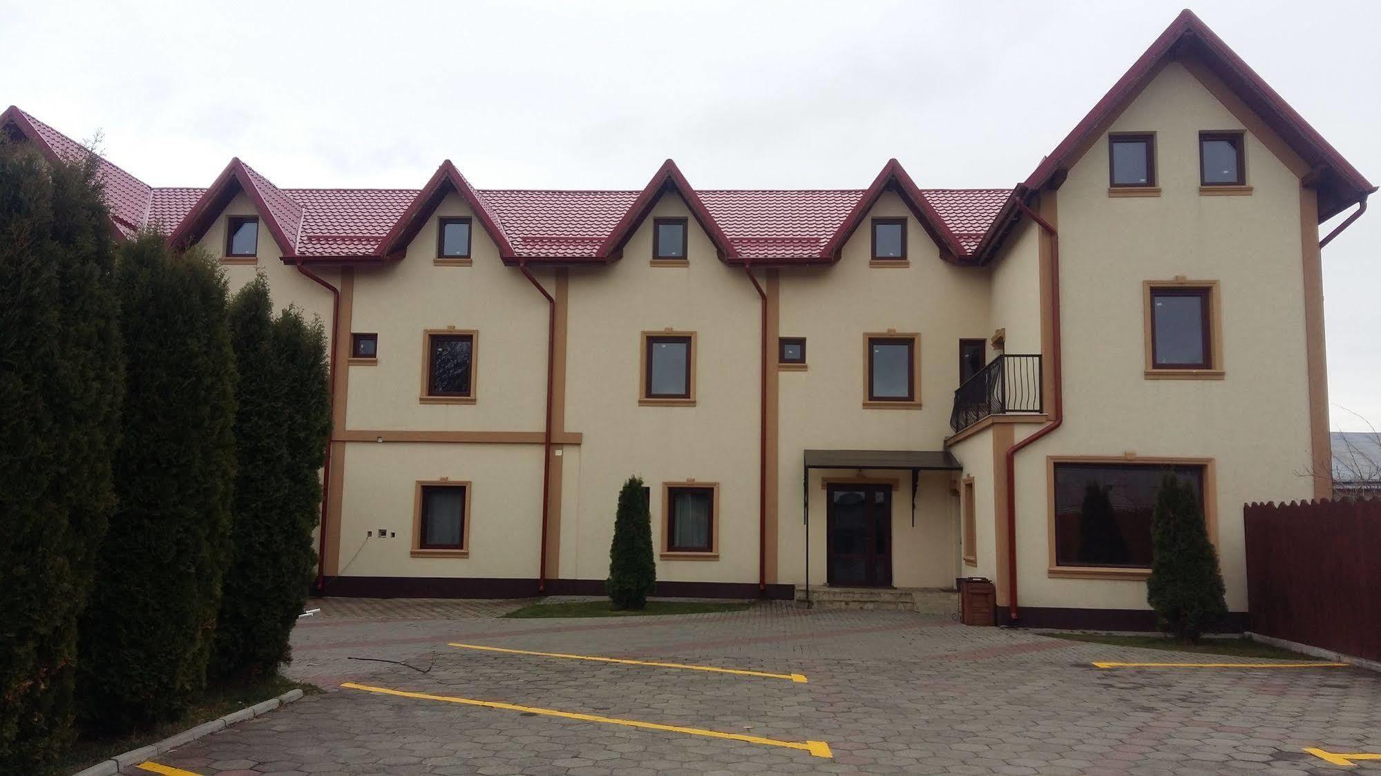 Hotel Intim Rădăuţi Esterno foto