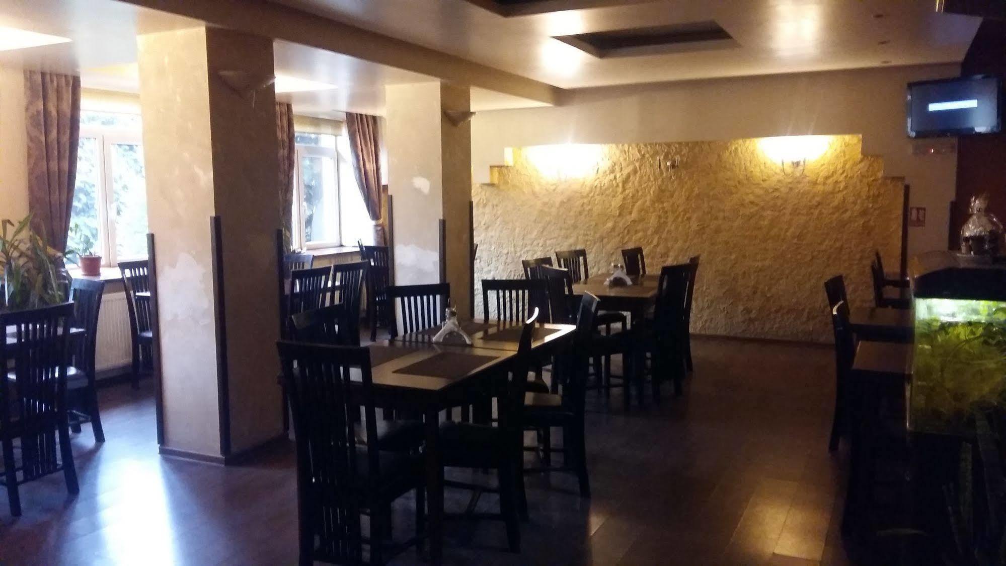 Hotel Intim Rădăuţi Esterno foto
