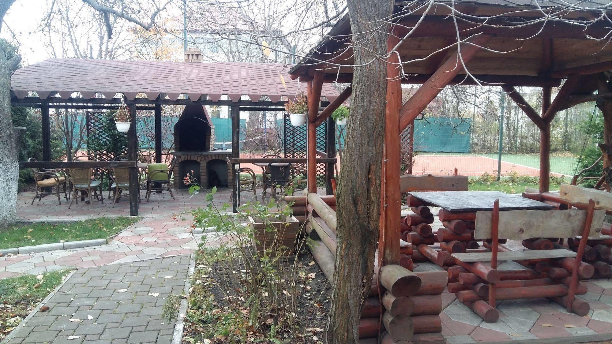 Hotel Intim Rădăuţi Esterno foto
